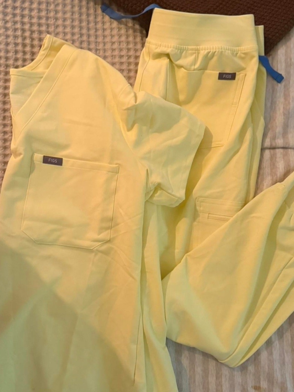 ISO‼️Figs Sunlight Yellow Scrub Top & Jogger Pants Size Small Regular or Petite‼
